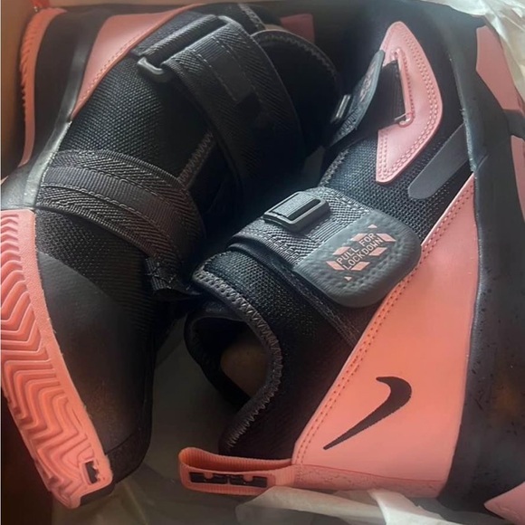 Brand new Nike shoes - Picture 3 of 3